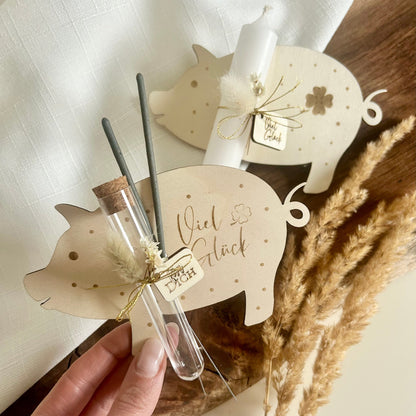 Glücksschweinchen Kerzenhalter Holzbrettchen mit Anhängern