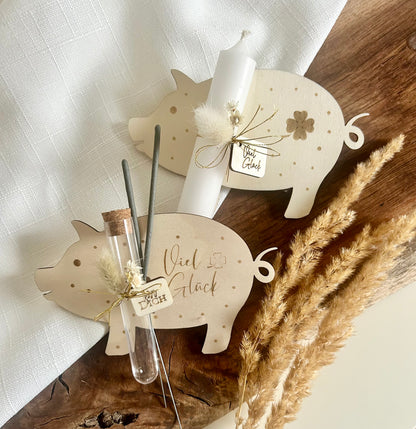Glücksschweinchen Kerzenhalter Holzbrettchen mit Anhängern